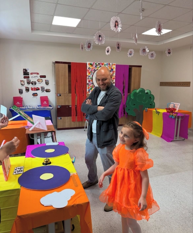 İkokul kademesi olarak öğrencilerimizin yıl boyunca emekle, özenle hazırladığı çalışmalarını aileleriyle buluşturduk. Her biri kendi gelişim yolculuğunu gururla anlattı, kendini ifade etmenin mutluluğunu yaşadı. Bu hafta, portfolyo sunumlarımızın sonuna geldik… Emeği geçen tüm öğretmenlerimize, destek olan kıymetli velilerimize ve en çok da özveriyle sunumlarını gerçekleştiren sevgili öğrencilerimize teşekkür ederiz!