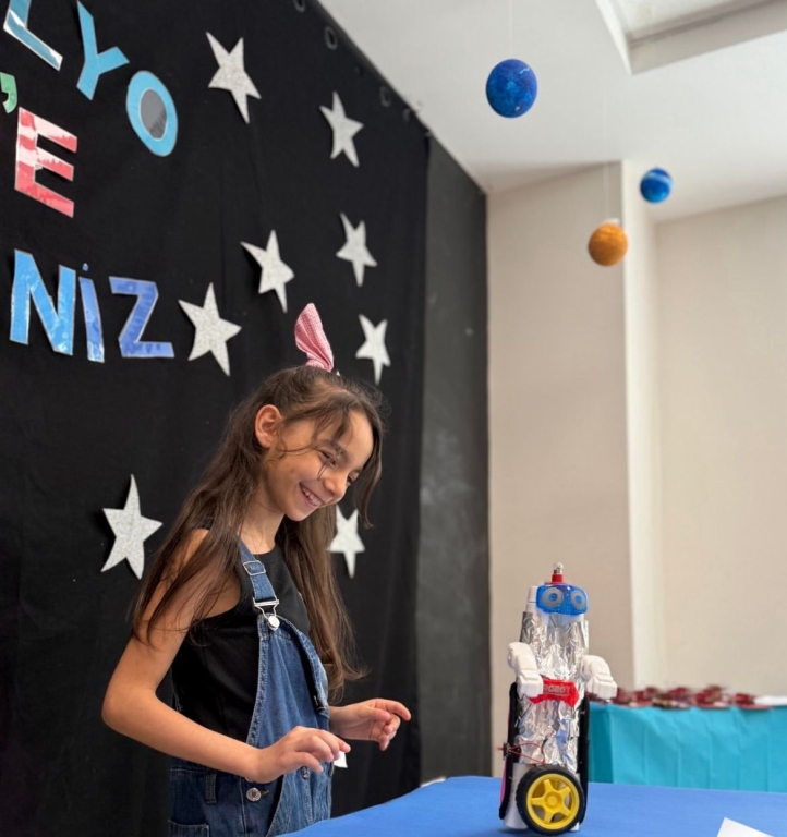 İkokul kademesi olarak öğrencilerimizin yıl boyunca emekle, özenle hazırladığı çalışmalarını aileleriyle buluşturduk. Her biri kendi gelişim yolculuğunu gururla anlattı, kendini ifade etmenin mutluluğunu yaşadı. Bu hafta, portfolyo sunumlarımızın sonuna geldik… Emeği geçen tüm öğretmenlerimize, destek olan kıymetli velilerimize ve en çok da özveriyle sunumlarını gerçekleştiren sevgili öğrencilerimize teşekkür ederiz! görseli 2