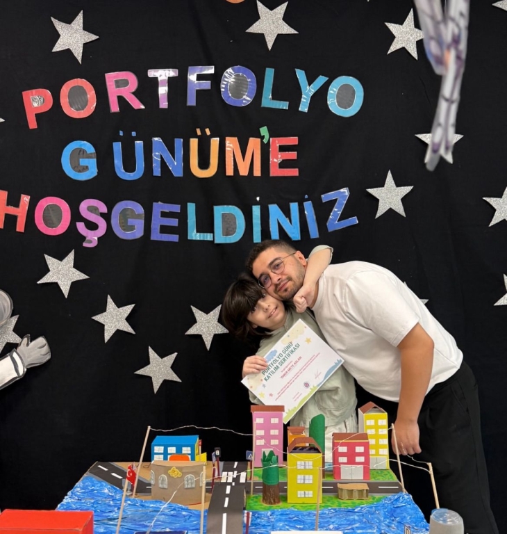 İkokul kademesi olarak öğrencilerimizin yıl boyunca emekle, özenle hazırladığı çalışmalarını aileleriyle buluşturduk. Her biri kendi gelişim yolculuğunu gururla anlattı, kendini ifade etmenin mutluluğunu yaşadı. Bu hafta, portfolyo sunumlarımızın sonuna geldik… Emeği geçen tüm öğretmenlerimize, destek olan kıymetli velilerimize ve en çok da özveriyle sunumlarını gerçekleştiren sevgili öğrencilerimize teşekkür ederiz! görseli 3
