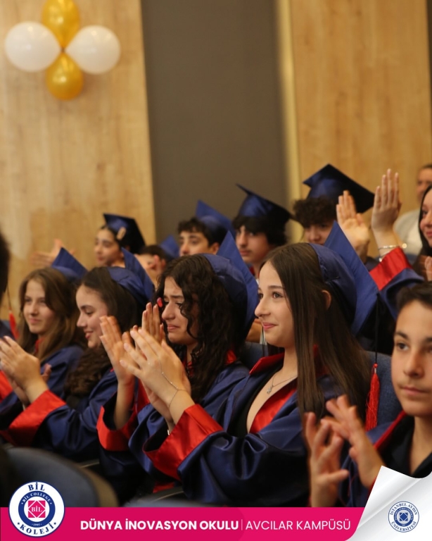 8. Sınıf Mezuniyet Törenimizi Gerçekleştirdik Bugün hem mutlu hem de biraz hüzünlüydük… 8. sınıf öğrencilerimizi güzel bir törenle uğurladık. Yıllar boyunca birlikte güldük, öğrendik, büyüdük. Şimdi onlar yeni bir yola çıkıyor; bizler de arkalarından gururla bakıyoruz. Tören boyunca hem sevinç gözyaşları hem de kahkahalar vardı. Öğrencilerimizin kendilerine güvenen duruşlarını, hayalleriyle parlayan gözlerini görmek hepimizi çok duygulandırdı. Biz öğretmenler için her birinizin yeri çok özel… Sizleri tanımak, hayatınızın bir parçası olmak bizim için büyük bir mutluluktu. Unutmayın, bu okuldan mezun oluyorsunuz ama kalbimizde hep bir yeriniz olacak. Şimdi sıra sizde… Yepyeni bir sayfa açılıyor önünüzde. Hayatın her anında güçlü, sevgi dolu ve umutlu kalın. Sizleri çok özleyeceğiz… Yolunuz açık, kalbiniz hep güzel kalsın! i#mezuniyet #graduation