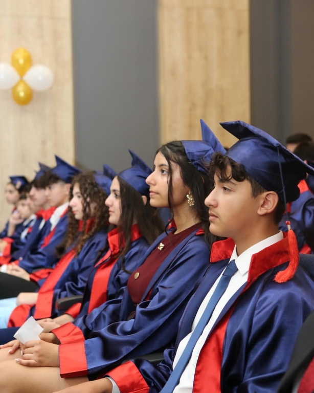 8. Sınıf Mezuniyet Törenimizi Gerçekleştirdik Bugün hem mutlu hem de biraz hüzünlüydük… 8. sınıf öğrencilerimizi güzel bir törenle uğurladık. Yıllar boyunca birlikte güldük, öğrendik, büyüdük. Şimdi onlar yeni bir yola çıkıyor; bizler de arkalarından gururla bakıyoruz. Tören boyunca hem sevinç gözyaşları hem de kahkahalar vardı. Öğrencilerimizin kendilerine güvenen duruşlarını, hayalleriyle parlayan gözlerini görmek hepimizi çok duygulandırdı. Biz öğretmenler için her birinizin yeri çok özel… Sizleri tanımak, hayatınızın bir parçası olmak bizim için büyük bir mutluluktu. Unutmayın, bu okuldan mezun oluyorsunuz ama kalbimizde hep bir yeriniz olacak. Şimdi sıra sizde… Yepyeni bir sayfa açılıyor önünüzde. Hayatın her anında güçlü, sevgi dolu ve umutlu kalın. Sizleri çok özleyeceğiz… Yolunuz açık, kalbiniz hep güzel kalsın! i#mezuniyet #graduation görseli 5