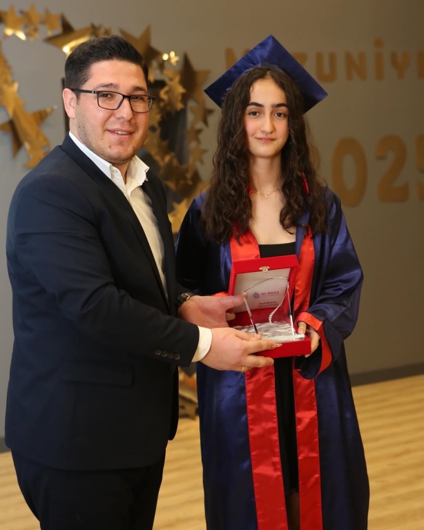 8. Sınıf Mezuniyet Törenimizi Gerçekleştirdik Bugün hem mutlu hem de biraz hüzünlüydük… 8. sınıf öğrencilerimizi güzel bir törenle uğurladık. Yıllar boyunca birlikte güldük, öğrendik, büyüdük. Şimdi onlar yeni bir yola çıkıyor; bizler de arkalarından gururla bakıyoruz. Tören boyunca hem sevinç gözyaşları hem de kahkahalar vardı. Öğrencilerimizin kendilerine güvenen duruşlarını, hayalleriyle parlayan gözlerini görmek hepimizi çok duygulandırdı. Biz öğretmenler için her birinizin yeri çok özel… Sizleri tanımak, hayatınızın bir parçası olmak bizim için büyük bir mutluluktu. Unutmayın, bu okuldan mezun oluyorsunuz ama kalbimizde hep bir yeriniz olacak. Şimdi sıra sizde… Yepyeni bir sayfa açılıyor önünüzde. Hayatın her anında güçlü, sevgi dolu ve umutlu kalın. Sizleri çok özleyeceğiz… Yolunuz açık, kalbiniz hep güzel kalsın! i#mezuniyet #graduation görseli 6