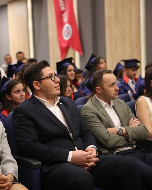 8. Sınıf Mezuniyet Törenimizi Gerçekleştirdik Bugün hem mutlu hem de biraz hüzünlüydük… 8. sınıf öğrencilerimizi güzel bir törenle uğurladık. Yıllar boyunca birlikte güldük, öğrendik, büyüdük. Şimdi onlar yeni bir yola çıkıyor; bizler de arkalarından gururla bakıyoruz. Tören boyunca hem sevinç gözyaşları hem de kahkahalar vardı. Öğrencilerimizin kendilerine güvenen duruşlarını, hayalleriyle parlayan gözlerini görmek hepimizi çok duygulandırdı. Biz öğretmenler için her birinizin yeri çok özel… Sizleri tanımak, hayatınızın bir parçası olmak bizim için büyük bir mutluluktu. Unutmayın, bu okuldan mezun oluyorsunuz ama kalbimizde hep bir yeriniz olacak. Şimdi sıra sizde… Yepyeni bir sayfa açılıyor önünüzde. Hayatın her anında güçlü, sevgi dolu ve umutlu kalın. Sizleri çok özleyeceğiz… Yolunuz açık, kalbiniz hep güzel kalsın! i#mezuniyet #graduation görseli 8