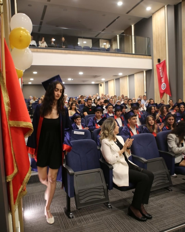 8. Sınıf Mezuniyet Törenimizi Gerçekleştirdik Bugün hem mutlu hem de biraz hüzünlüydük… 8. sınıf öğrencilerimizi güzel bir törenle uğurladık. Yıllar boyunca birlikte güldük, öğrendik, büyüdük. Şimdi onlar yeni bir yola çıkıyor; bizler de arkalarından gururla bakıyoruz. Tören boyunca hem sevinç gözyaşları hem de kahkahalar vardı. Öğrencilerimizin kendilerine güvenen duruşlarını, hayalleriyle parlayan gözlerini görmek hepimizi çok duygulandırdı. Biz öğretmenler için her birinizin yeri çok özel… Sizleri tanımak, hayatınızın bir parçası olmak bizim için büyük bir mutluluktu. Unutmayın, bu okuldan mezun oluyorsunuz ama kalbimizde hep bir yeriniz olacak. Şimdi sıra sizde… Yepyeni bir sayfa açılıyor önünüzde. Hayatın her anında güçlü, sevgi dolu ve umutlu kalın. Sizleri çok özleyeceğiz… Yolunuz açık, kalbiniz hep güzel kalsın! i#mezuniyet #graduation görseli 10