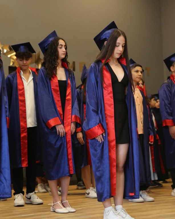 8. Sınıf Mezuniyet Törenimizi Gerçekleştirdik Bugün hem mutlu hem de biraz hüzünlüydük… 8. sınıf öğrencilerimizi güzel bir törenle uğurladık. Yıllar boyunca birlikte güldük, öğrendik, büyüdük. Şimdi onlar yeni bir yola çıkıyor; bizler de arkalarından gururla bakıyoruz. Tören boyunca hem sevinç gözyaşları hem de kahkahalar vardı. Öğrencilerimizin kendilerine güvenen duruşlarını, hayalleriyle parlayan gözlerini görmek hepimizi çok duygulandırdı. Biz öğretmenler için her birinizin yeri çok özel… Sizleri tanımak, hayatınızın bir parçası olmak bizim için büyük bir mutluluktu. Unutmayın, bu okuldan mezun oluyorsunuz ama kalbimizde hep bir yeriniz olacak. Şimdi sıra sizde… Yepyeni bir sayfa açılıyor önünüzde. Hayatın her anında güçlü, sevgi dolu ve umutlu kalın. Sizleri çok özleyeceğiz… Yolunuz açık, kalbiniz hep güzel kalsın! i#mezuniyet #graduation görseli 13