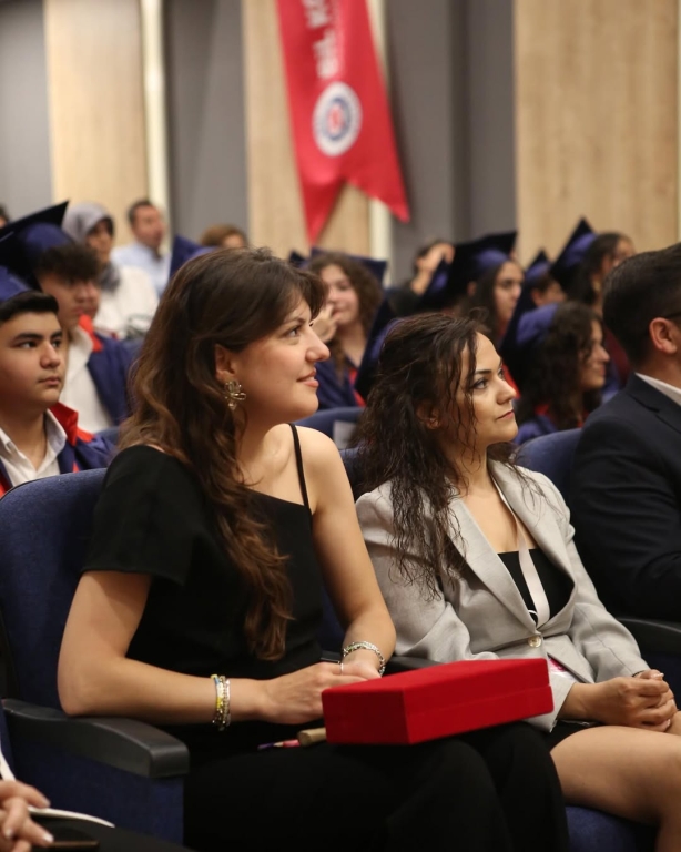 8. Sınıf Mezuniyet Törenimizi Gerçekleştirdik Bugün hem mutlu hem de biraz hüzünlüydük… 8. sınıf öğrencilerimizi güzel bir törenle uğurladık. Yıllar boyunca birlikte güldük, öğrendik, büyüdük. Şimdi onlar yeni bir yola çıkıyor; bizler de arkalarından gururla bakıyoruz. Tören boyunca hem sevinç gözyaşları hem de kahkahalar vardı. Öğrencilerimizin kendilerine güvenen duruşlarını, hayalleriyle parlayan gözlerini görmek hepimizi çok duygulandırdı. Biz öğretmenler için her birinizin yeri çok özel… Sizleri tanımak, hayatınızın bir parçası olmak bizim için büyük bir mutluluktu. Unutmayın, bu okuldan mezun oluyorsunuz ama kalbimizde hep bir yeriniz olacak. Şimdi sıra sizde… Yepyeni bir sayfa açılıyor önünüzde. Hayatın her anında güçlü, sevgi dolu ve umutlu kalın. Sizleri çok özleyeceğiz… Yolunuz açık, kalbiniz hep güzel kalsın! i#mezuniyet #graduation görseli 14