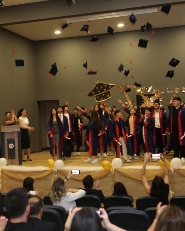 8. Sınıf Mezuniyet Törenimizi Gerçekleştirdik Bugün hem mutlu hem de biraz hüzünlüydük… 8. sınıf öğrencilerimizi güzel bir törenle uğurladık. Yıllar boyunca birlikte güldük, öğrendik, büyüdük. Şimdi onlar yeni bir yola çıkıyor; bizler de arkalarından gururla bakıyoruz. Tören boyunca hem sevinç gözyaşları hem de kahkahalar vardı. Öğrencilerimizin kendilerine güvenen duruşlarını, hayalleriyle parlayan gözlerini görmek hepimizi çok duygulandırdı. Biz öğretmenler için her birinizin yeri çok özel… Sizleri tanımak, hayatınızın bir parçası olmak bizim için büyük bir mutluluktu. Unutmayın, bu okuldan mezun oluyorsunuz ama kalbimizde hep bir yeriniz olacak. Şimdi sıra sizde… Yepyeni bir sayfa açılıyor önünüzde. Hayatın her anında güçlü, sevgi dolu ve umutlu kalın. Sizleri çok özleyeceğiz… Yolunuz açık, kalbiniz hep güzel kalsın! i#mezuniyet #graduation görseli 15