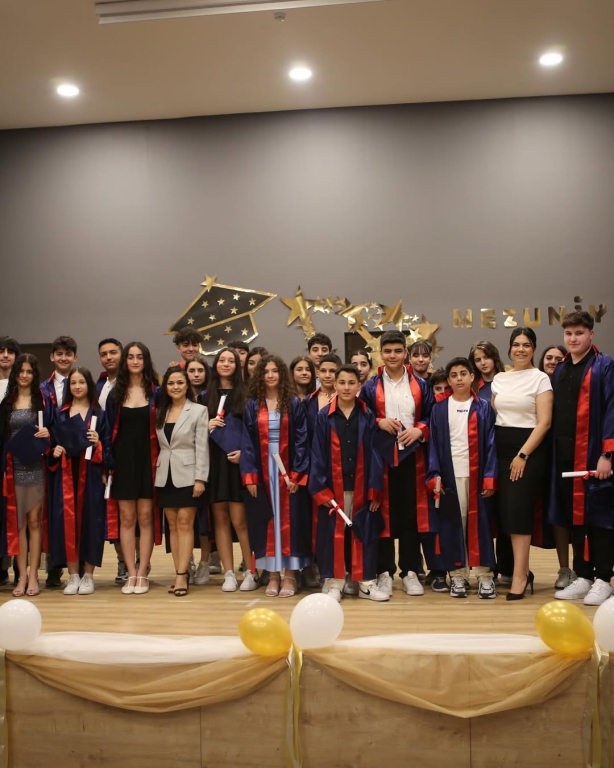 8. Sınıf Mezuniyet Törenimizi Gerçekleştirdik Bugün hem mutlu hem de biraz hüzünlüydük… 8. sınıf öğrencilerimizi güzel bir törenle uğurladık. Yıllar boyunca birlikte güldük, öğrendik, büyüdük. Şimdi onlar yeni bir yola çıkıyor; bizler de arkalarından gururla bakıyoruz. Tören boyunca hem sevinç gözyaşları hem de kahkahalar vardı. Öğrencilerimizin kendilerine güvenen duruşlarını, hayalleriyle parlayan gözlerini görmek hepimizi çok duygulandırdı. Biz öğretmenler için her birinizin yeri çok özel… Sizleri tanımak, hayatınızın bir parçası olmak bizim için büyük bir mutluluktu. Unutmayın, bu okuldan mezun oluyorsunuz ama kalbimizde hep bir yeriniz olacak. Şimdi sıra sizde… Yepyeni bir sayfa açılıyor önünüzde. Hayatın her anında güçlü, sevgi dolu ve umutlu kalın. Sizleri çok özleyeceğiz… Yolunuz açık, kalbiniz hep güzel kalsın! i#mezuniyet #graduation görseli 16
