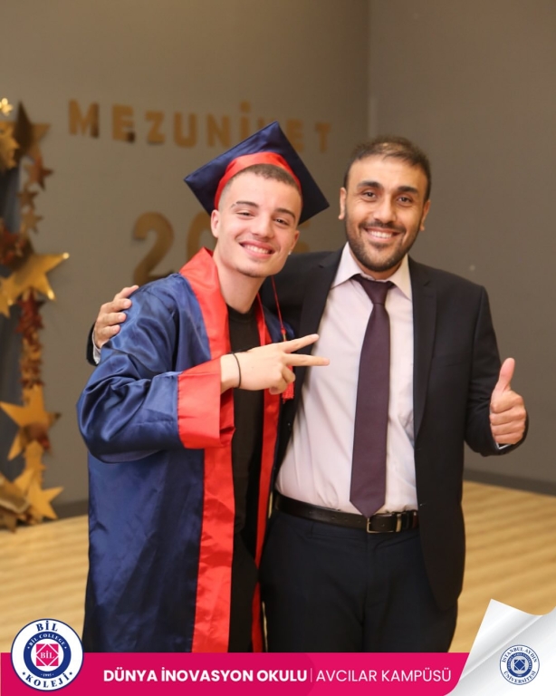 Yeni Bir Başlangıca Merhaba! Bugün sadece bir veda değil, aynı zamanda bir başlangıç… 12. sınıf öğrencilerimizin mezuniyet törenini büyük bir heyecan ve gururla gerçekleştirdik. Her biri, emekle geçen yılların ardından kendi yolculuğuna uğurlandı. Geride kalan anılar, birlikte atılan kahkahalar, zorluklarla verilen mücadeleler… Her biri bu güzel hikâyenin bir parçasıydı. Şimdi ise kalplerinde biriktirdikleri umutla, bilgiyle ve cesaretle hayata yeni bir sayfa açıyorlar. Onlarla gurur duyuyoruz. Bu yolculukta yanlarında olan, emeğini, sevgisini ve desteğini esirgemeyen tüm öğretmenlerimize ve velilerimize sonsuz teşekkürler. Sevgili mezunlarımız, Gittiğiniz her yerde iz bırakacağınıza, ışığınızla karanlıkları aydınlatacağınıza inanıyoruz. Unutmayın, bu okul her zaman sizin yuvanız. Yolunuz açık, hayalleriniz büyük olsun! #mezuniyet #graduation