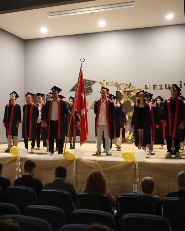 Yeni Bir Başlangıca Merhaba! Bugün sadece bir veda değil, aynı zamanda bir başlangıç… 12. sınıf öğrencilerimizin mezuniyet törenini büyük bir heyecan ve gururla gerçekleştirdik. Her biri, emekle geçen yılların ardından kendi yolculuğuna uğurlandı. Geride kalan anılar, birlikte atılan kahkahalar, zorluklarla verilen mücadeleler… Her biri bu güzel hikâyenin bir parçasıydı. Şimdi ise kalplerinde biriktirdikleri umutla, bilgiyle ve cesaretle hayata yeni bir sayfa açıyorlar. Onlarla gurur duyuyoruz. Bu yolculukta yanlarında olan, emeğini, sevgisini ve desteğini esirgemeyen tüm öğretmenlerimize ve velilerimize sonsuz teşekkürler. Sevgili mezunlarımız, Gittiğiniz her yerde iz bırakacağınıza, ışığınızla karanlıkları aydınlatacağınıza inanıyoruz. Unutmayın, bu okul her zaman sizin yuvanız. Yolunuz açık, hayalleriniz büyük olsun! #mezuniyet #graduation görseli 2