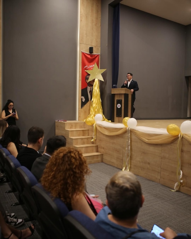 Yeni Bir Başlangıca Merhaba! Bugün sadece bir veda değil, aynı zamanda bir başlangıç… 12. sınıf öğrencilerimizin mezuniyet törenini büyük bir heyecan ve gururla gerçekleştirdik. Her biri, emekle geçen yılların ardından kendi yolculuğuna uğurlandı. Geride kalan anılar, birlikte atılan kahkahalar, zorluklarla verilen mücadeleler… Her biri bu güzel hikâyenin bir parçasıydı. Şimdi ise kalplerinde biriktirdikleri umutla, bilgiyle ve cesaretle hayata yeni bir sayfa açıyorlar. Onlarla gurur duyuyoruz. Bu yolculukta yanlarında olan, emeğini, sevgisini ve desteğini esirgemeyen tüm öğretmenlerimize ve velilerimize sonsuz teşekkürler. Sevgili mezunlarımız, Gittiğiniz her yerde iz bırakacağınıza, ışığınızla karanlıkları aydınlatacağınıza inanıyoruz. Unutmayın, bu okul her zaman sizin yuvanız. Yolunuz açık, hayalleriniz büyük olsun! #mezuniyet #graduation görseli 3