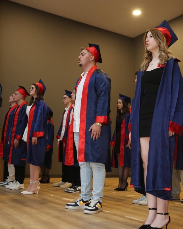 Yeni Bir Başlangıca Merhaba! Bugün sadece bir veda değil, aynı zamanda bir başlangıç… 12. sınıf öğrencilerimizin mezuniyet törenini büyük bir heyecan ve gururla gerçekleştirdik. Her biri, emekle geçen yılların ardından kendi yolculuğuna uğurlandı. Geride kalan anılar, birlikte atılan kahkahalar, zorluklarla verilen mücadeleler… Her biri bu güzel hikâyenin bir parçasıydı. Şimdi ise kalplerinde biriktirdikleri umutla, bilgiyle ve cesaretle hayata yeni bir sayfa açıyorlar. Onlarla gurur duyuyoruz. Bu yolculukta yanlarında olan, emeğini, sevgisini ve desteğini esirgemeyen tüm öğretmenlerimize ve velilerimize sonsuz teşekkürler. Sevgili mezunlarımız, Gittiğiniz her yerde iz bırakacağınıza, ışığınızla karanlıkları aydınlatacağınıza inanıyoruz. Unutmayın, bu okul her zaman sizin yuvanız. Yolunuz açık, hayalleriniz büyük olsun! #mezuniyet #graduation görseli 4