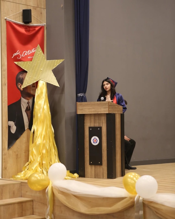 Yeni Bir Başlangıca Merhaba! Bugün sadece bir veda değil, aynı zamanda bir başlangıç… 12. sınıf öğrencilerimizin mezuniyet törenini büyük bir heyecan ve gururla gerçekleştirdik. Her biri, emekle geçen yılların ardından kendi yolculuğuna uğurlandı. Geride kalan anılar, birlikte atılan kahkahalar, zorluklarla verilen mücadeleler… Her biri bu güzel hikâyenin bir parçasıydı. Şimdi ise kalplerinde biriktirdikleri umutla, bilgiyle ve cesaretle hayata yeni bir sayfa açıyorlar. Onlarla gurur duyuyoruz. Bu yolculukta yanlarında olan, emeğini, sevgisini ve desteğini esirgemeyen tüm öğretmenlerimize ve velilerimize sonsuz teşekkürler. Sevgili mezunlarımız, Gittiğiniz her yerde iz bırakacağınıza, ışığınızla karanlıkları aydınlatacağınıza inanıyoruz. Unutmayın, bu okul her zaman sizin yuvanız. Yolunuz açık, hayalleriniz büyük olsun! #mezuniyet #graduation görseli 6