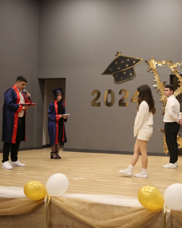 Yeni Bir Başlangıca Merhaba! Bugün sadece bir veda değil, aynı zamanda bir başlangıç… 12. sınıf öğrencilerimizin mezuniyet törenini büyük bir heyecan ve gururla gerçekleştirdik. Her biri, emekle geçen yılların ardından kendi yolculuğuna uğurlandı. Geride kalan anılar, birlikte atılan kahkahalar, zorluklarla verilen mücadeleler… Her biri bu güzel hikâyenin bir parçasıydı. Şimdi ise kalplerinde biriktirdikleri umutla, bilgiyle ve cesaretle hayata yeni bir sayfa açıyorlar. Onlarla gurur duyuyoruz. Bu yolculukta yanlarında olan, emeğini, sevgisini ve desteğini esirgemeyen tüm öğretmenlerimize ve velilerimize sonsuz teşekkürler. Sevgili mezunlarımız, Gittiğiniz her yerde iz bırakacağınıza, ışığınızla karanlıkları aydınlatacağınıza inanıyoruz. Unutmayın, bu okul her zaman sizin yuvanız. Yolunuz açık, hayalleriniz büyük olsun! #mezuniyet #graduation görseli 7
