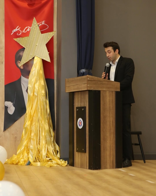 Yeni Bir Başlangıca Merhaba! Bugün sadece bir veda değil, aynı zamanda bir başlangıç… 12. sınıf öğrencilerimizin mezuniyet törenini büyük bir heyecan ve gururla gerçekleştirdik. Her biri, emekle geçen yılların ardından kendi yolculuğuna uğurlandı. Geride kalan anılar, birlikte atılan kahkahalar, zorluklarla verilen mücadeleler… Her biri bu güzel hikâyenin bir parçasıydı. Şimdi ise kalplerinde biriktirdikleri umutla, bilgiyle ve cesaretle hayata yeni bir sayfa açıyorlar. Onlarla gurur duyuyoruz. Bu yolculukta yanlarında olan, emeğini, sevgisini ve desteğini esirgemeyen tüm öğretmenlerimize ve velilerimize sonsuz teşekkürler. Sevgili mezunlarımız, Gittiğiniz her yerde iz bırakacağınıza, ışığınızla karanlıkları aydınlatacağınıza inanıyoruz. Unutmayın, bu okul her zaman sizin yuvanız. Yolunuz açık, hayalleriniz büyük olsun! #mezuniyet #graduation görseli 8
