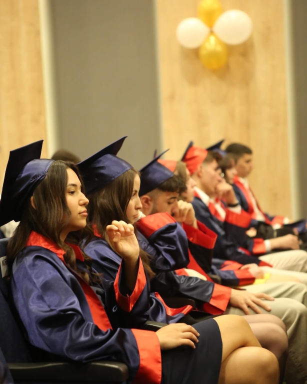 Yeni Bir Başlangıca Merhaba! Bugün sadece bir veda değil, aynı zamanda bir başlangıç… 12. sınıf öğrencilerimizin mezuniyet törenini büyük bir heyecan ve gururla gerçekleştirdik. Her biri, emekle geçen yılların ardından kendi yolculuğuna uğurlandı. Geride kalan anılar, birlikte atılan kahkahalar, zorluklarla verilen mücadeleler… Her biri bu güzel hikâyenin bir parçasıydı. Şimdi ise kalplerinde biriktirdikleri umutla, bilgiyle ve cesaretle hayata yeni bir sayfa açıyorlar. Onlarla gurur duyuyoruz. Bu yolculukta yanlarında olan, emeğini, sevgisini ve desteğini esirgemeyen tüm öğretmenlerimize ve velilerimize sonsuz teşekkürler. Sevgili mezunlarımız, Gittiğiniz her yerde iz bırakacağınıza, ışığınızla karanlıkları aydınlatacağınıza inanıyoruz. Unutmayın, bu okul her zaman sizin yuvanız. Yolunuz açık, hayalleriniz büyük olsun! #mezuniyet #graduation görseli 9