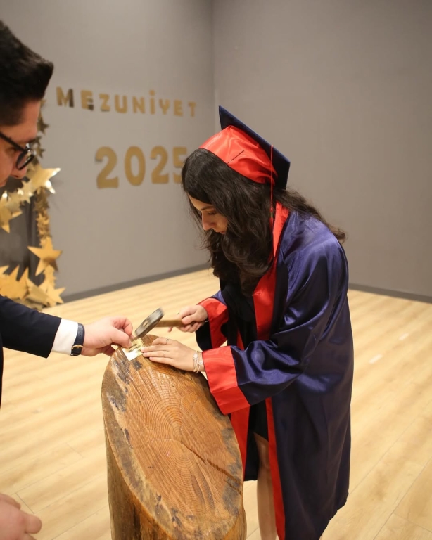 Yeni Bir Başlangıca Merhaba! Bugün sadece bir veda değil, aynı zamanda bir başlangıç… 12. sınıf öğrencilerimizin mezuniyet törenini büyük bir heyecan ve gururla gerçekleştirdik. Her biri, emekle geçen yılların ardından kendi yolculuğuna uğurlandı. Geride kalan anılar, birlikte atılan kahkahalar, zorluklarla verilen mücadeleler… Her biri bu güzel hikâyenin bir parçasıydı. Şimdi ise kalplerinde biriktirdikleri umutla, bilgiyle ve cesaretle hayata yeni bir sayfa açıyorlar. Onlarla gurur duyuyoruz. Bu yolculukta yanlarında olan, emeğini, sevgisini ve desteğini esirgemeyen tüm öğretmenlerimize ve velilerimize sonsuz teşekkürler. Sevgili mezunlarımız, Gittiğiniz her yerde iz bırakacağınıza, ışığınızla karanlıkları aydınlatacağınıza inanıyoruz. Unutmayın, bu okul her zaman sizin yuvanız. Yolunuz açık, hayalleriniz büyük olsun! #mezuniyet #graduation görseli 10