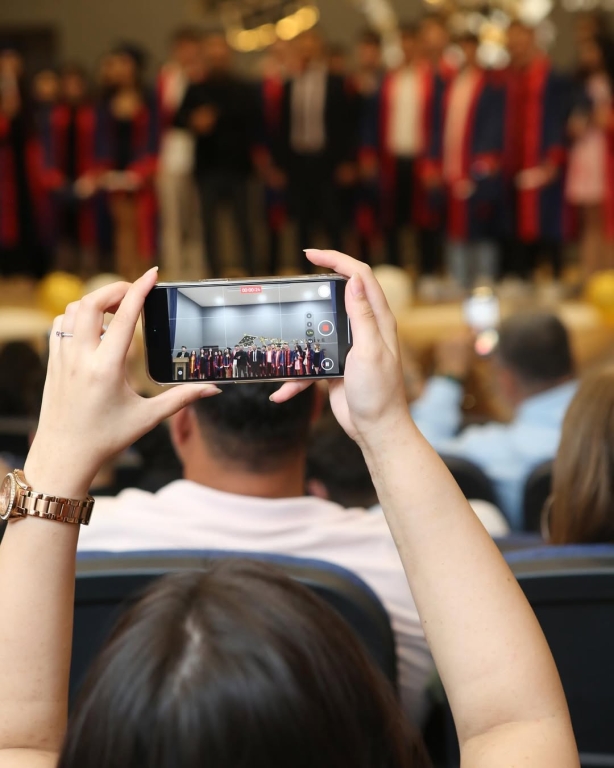 Yeni Bir Başlangıca Merhaba! Bugün sadece bir veda değil, aynı zamanda bir başlangıç… 12. sınıf öğrencilerimizin mezuniyet törenini büyük bir heyecan ve gururla gerçekleştirdik. Her biri, emekle geçen yılların ardından kendi yolculuğuna uğurlandı. Geride kalan anılar, birlikte atılan kahkahalar, zorluklarla verilen mücadeleler… Her biri bu güzel hikâyenin bir parçasıydı. Şimdi ise kalplerinde biriktirdikleri umutla, bilgiyle ve cesaretle hayata yeni bir sayfa açıyorlar. Onlarla gurur duyuyoruz. Bu yolculukta yanlarında olan, emeğini, sevgisini ve desteğini esirgemeyen tüm öğretmenlerimize ve velilerimize sonsuz teşekkürler. Sevgili mezunlarımız, Gittiğiniz her yerde iz bırakacağınıza, ışığınızla karanlıkları aydınlatacağınıza inanıyoruz. Unutmayın, bu okul her zaman sizin yuvanız. Yolunuz açık, hayalleriniz büyük olsun! #mezuniyet #graduation görseli 13
