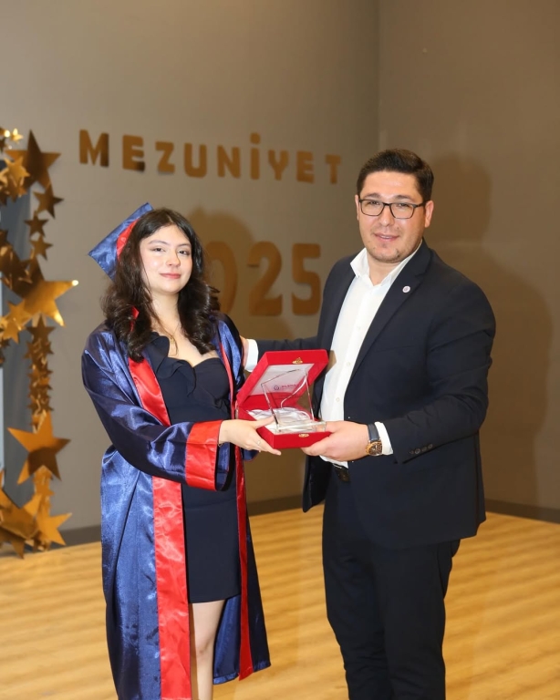 Yeni Bir Başlangıca Merhaba! Bugün sadece bir veda değil, aynı zamanda bir başlangıç… 12. sınıf öğrencilerimizin mezuniyet törenini büyük bir heyecan ve gururla gerçekleştirdik. Her biri, emekle geçen yılların ardından kendi yolculuğuna uğurlandı. Geride kalan anılar, birlikte atılan kahkahalar, zorluklarla verilen mücadeleler… Her biri bu güzel hikâyenin bir parçasıydı. Şimdi ise kalplerinde biriktirdikleri umutla, bilgiyle ve cesaretle hayata yeni bir sayfa açıyorlar. Onlarla gurur duyuyoruz. Bu yolculukta yanlarında olan, emeğini, sevgisini ve desteğini esirgemeyen tüm öğretmenlerimize ve velilerimize sonsuz teşekkürler. Sevgili mezunlarımız, Gittiğiniz her yerde iz bırakacağınıza, ışığınızla karanlıkları aydınlatacağınıza inanıyoruz. Unutmayın, bu okul her zaman sizin yuvanız. Yolunuz açık, hayalleriniz büyük olsun! #mezuniyet #graduation görseli 14