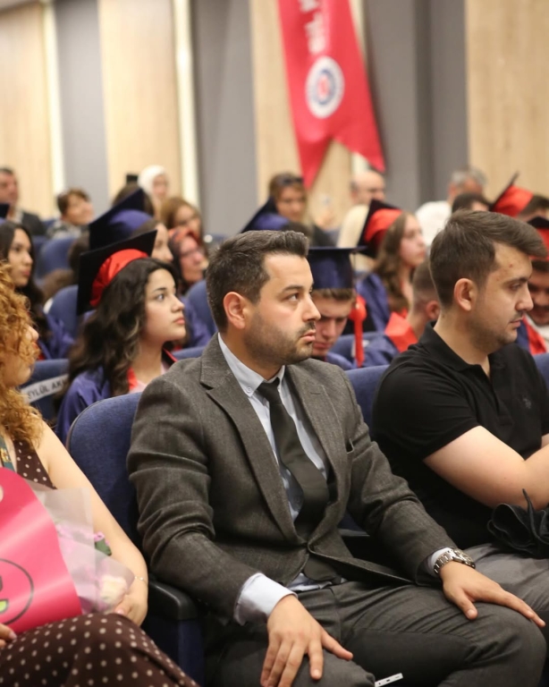 Yeni Bir Başlangıca Merhaba! Bugün sadece bir veda değil, aynı zamanda bir başlangıç… 12. sınıf öğrencilerimizin mezuniyet törenini büyük bir heyecan ve gururla gerçekleştirdik. Her biri, emekle geçen yılların ardından kendi yolculuğuna uğurlandı. Geride kalan anılar, birlikte atılan kahkahalar, zorluklarla verilen mücadeleler… Her biri bu güzel hikâyenin bir parçasıydı. Şimdi ise kalplerinde biriktirdikleri umutla, bilgiyle ve cesaretle hayata yeni bir sayfa açıyorlar. Onlarla gurur duyuyoruz. Bu yolculukta yanlarında olan, emeğini, sevgisini ve desteğini esirgemeyen tüm öğretmenlerimize ve velilerimize sonsuz teşekkürler. Sevgili mezunlarımız, Gittiğiniz her yerde iz bırakacağınıza, ışığınızla karanlıkları aydınlatacağınıza inanıyoruz. Unutmayın, bu okul her zaman sizin yuvanız. Yolunuz açık, hayalleriniz büyük olsun! #mezuniyet #graduation görseli 15