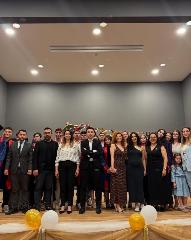 Yeni Bir Başlangıca Merhaba! Bugün sadece bir veda değil, aynı zamanda bir başlangıç… 12. sınıf öğrencilerimizin mezuniyet törenini büyük bir heyecan ve gururla gerçekleştirdik. Her biri, emekle geçen yılların ardından kendi yolculuğuna uğurlandı. Geride kalan anılar, birlikte atılan kahkahalar, zorluklarla verilen mücadeleler… Her biri bu güzel hikâyenin bir parçasıydı. Şimdi ise kalplerinde biriktirdikleri umutla, bilgiyle ve cesaretle hayata yeni bir sayfa açıyorlar. Onlarla gurur duyuyoruz. Bu yolculukta yanlarında olan, emeğini, sevgisini ve desteğini esirgemeyen tüm öğretmenlerimize ve velilerimize sonsuz teşekkürler. Sevgili mezunlarımız, Gittiğiniz her yerde iz bırakacağınıza, ışığınızla karanlıkları aydınlatacağınıza inanıyoruz. Unutmayın, bu okul her zaman sizin yuvanız. Yolunuz açık, hayalleriniz büyük olsun! #mezuniyet #graduation görseli 17