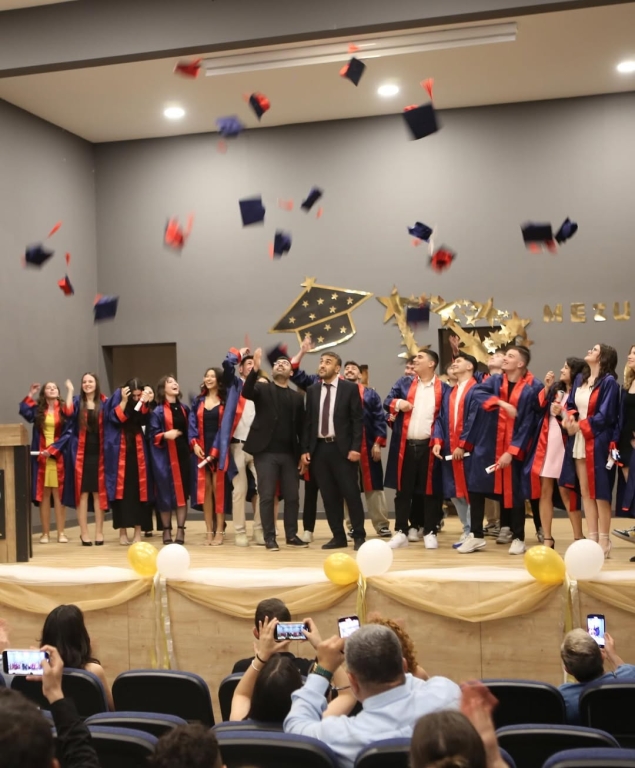Yeni Bir Başlangıca Merhaba! Bugün sadece bir veda değil, aynı zamanda bir başlangıç… 12. sınıf öğrencilerimizin mezuniyet törenini büyük bir heyecan ve gururla gerçekleştirdik. Her biri, emekle geçen yılların ardından kendi yolculuğuna uğurlandı. Geride kalan anılar, birlikte atılan kahkahalar, zorluklarla verilen mücadeleler… Her biri bu güzel hikâyenin bir parçasıydı. Şimdi ise kalplerinde biriktirdikleri umutla, bilgiyle ve cesaretle hayata yeni bir sayfa açıyorlar. Onlarla gurur duyuyoruz. Bu yolculukta yanlarında olan, emeğini, sevgisini ve desteğini esirgemeyen tüm öğretmenlerimize ve velilerimize sonsuz teşekkürler. Sevgili mezunlarımız, Gittiğiniz her yerde iz bırakacağınıza, ışığınızla karanlıkları aydınlatacağınıza inanıyoruz. Unutmayın, bu okul her zaman sizin yuvanız. Yolunuz açık, hayalleriniz büyük olsun! #mezuniyet #graduation görseli 18