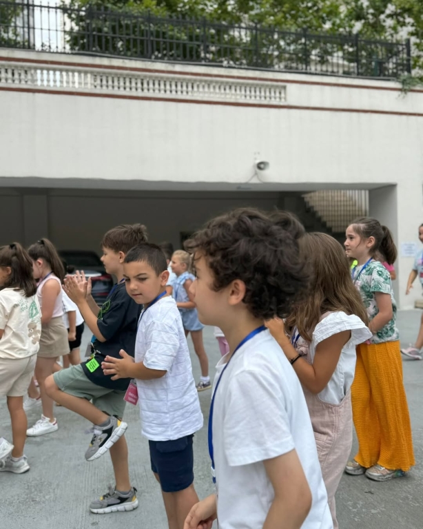 Beylikdüzü Bil Koleji Yaz Okulu’muz başladı! Minik öğrencilerimizle dolu dolu, keyifli ve öğretici bir yaz bizi bekliyor. Oyunlar, aktiviteler, keşifler ve unutulmaz anılar biriktirmek için hepimiz çok heyecanlıyız! Yeni maceralarımızdan kareleri sizlerle paylaşmaya devam edeceğiz. görseli 3