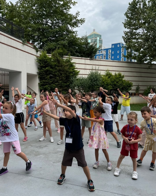 Beylikdüzü Bil Koleji Yaz Okulu’muz başladı! Minik öğrencilerimizle dolu dolu, keyifli ve öğretici bir yaz bizi bekliyor. Oyunlar, aktiviteler, keşifler ve unutulmaz anılar biriktirmek için hepimiz çok heyecanlıyız! Yeni maceralarımızdan kareleri sizlerle paylaşmaya devam edeceğiz. görseli 5