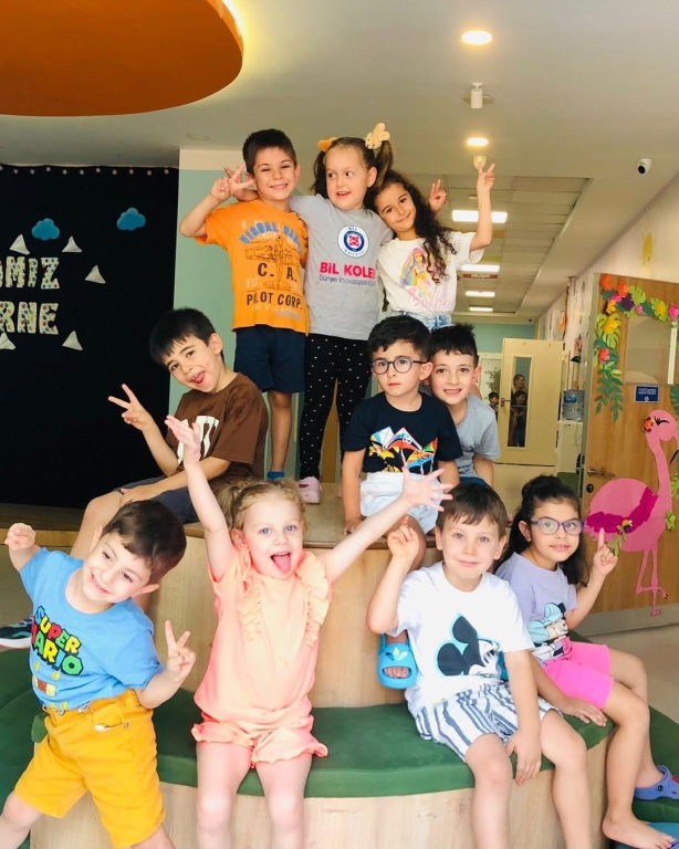 Beylikdüzü Bil Koleji Yaz Okulu’muz başladı! Minik öğrencilerimizle dolu dolu, keyifli ve öğretici bir yaz bizi bekliyor. Oyunlar, aktiviteler, keşifler ve unutulmaz anılar biriktirmek için hepimiz çok heyecanlıyız! Yeni maceralarımızdan kareleri sizlerle paylaşmaya devam edeceğiz. görseli 11