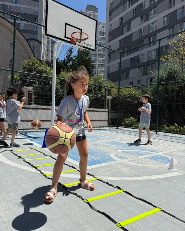 Beylikdüzü Bil Koleji Yaz Okulu’muz başladı! Minik öğrencilerimizle dolu dolu, keyifli ve öğretici bir yaz bizi bekliyor. Oyunlar, aktiviteler, keşifler ve unutulmaz anılar biriktirmek için hepimiz çok heyecanlıyız! Yeni maceralarımızdan kareleri sizlerle paylaşmaya devam edeceğiz. görseli 28