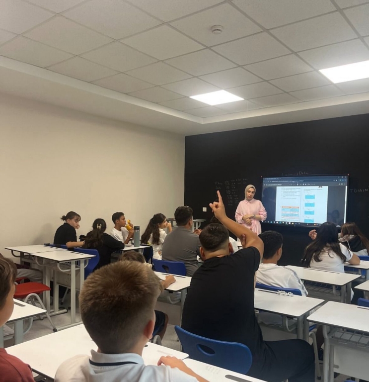 8. Sınıf Hızlandırma Programı Tüm Hızıyla Devam Ediyor! Öğrencilerimiz, hedeflerine bir adım daha yaklaşmak için yoğun bir tempoyla çalışmalarını sürdürüyor. Motivasyon yüksek, tempo yüksek, başarıya giden yolda durmak yok!