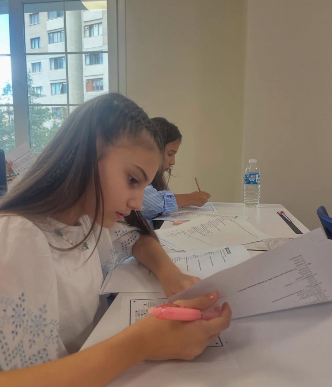 Geleceğin Başarıları İçin İlk Adım! Bugün 5. sınıf öğrencilerimizle Placement Test sınavımızı gerçekleştirerek onların seviyelerini belirledik. Her bir öğrencimizin bilgi ve becerilerini daha yakından tanımak, onlara en uygun eğitim yolculuğunu planlamak için heyecanla çalışıyoruz! Birlikte öğrenecek, birlikte büyüyecek ve birlikte çok güzel başarılara imza atacağız. Başarı dolu bir yıl bizi bekliyor!