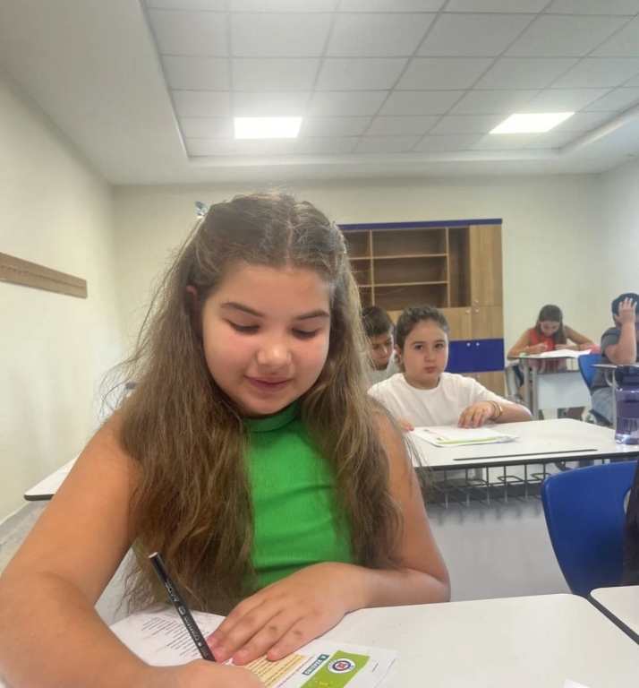 Geleceğin Başarıları İçin İlk Adım! Bugün 5. sınıf öğrencilerimizle Placement Test sınavımızı gerçekleştirerek onların seviyelerini belirledik. Her bir öğrencimizin bilgi ve becerilerini daha yakından tanımak, onlara en uygun eğitim yolculuğunu planlamak için heyecanla çalışıyoruz! Birlikte öğrenecek, birlikte büyüyecek ve birlikte çok güzel başarılara imza atacağız. Başarı dolu bir yıl bizi bekliyor! görseli 2