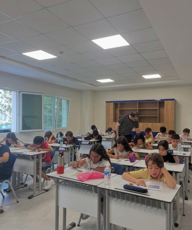 Geleceğin Başarıları İçin İlk Adım! Bugün 5. sınıf öğrencilerimizle Placement Test sınavımızı gerçekleştirerek onların seviyelerini belirledik. Her bir öğrencimizin bilgi ve becerilerini daha yakından tanımak, onlara en uygun eğitim yolculuğunu planlamak için heyecanla çalışıyoruz! Birlikte öğrenecek, birlikte büyüyecek ve birlikte çok güzel başarılara imza atacağız. Başarı dolu bir yıl bizi bekliyor! görseli 3