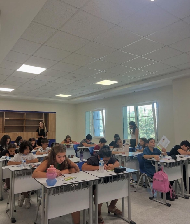 Geleceğin Başarıları İçin İlk Adım! Bugün 5. sınıf öğrencilerimizle Placement Test sınavımızı gerçekleştirerek onların seviyelerini belirledik. Her bir öğrencimizin bilgi ve becerilerini daha yakından tanımak, onlara en uygun eğitim yolculuğunu planlamak için heyecanla çalışıyoruz! Birlikte öğrenecek, birlikte büyüyecek ve birlikte çok güzel başarılara imza atacağız. Başarı dolu bir yıl bizi bekliyor! görseli 4