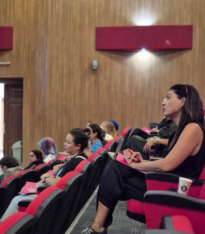 2025-2026 eğitim-öğretim yılına başlarken 9. sınıf velilerimizle bir araya geldik. Rehberlik sistemimizle öğrencilerimizin akademik, sosyal ve duygusal gelişim süreçlerine dair paylaşımda bulunarak, okul kuralları, yıl boyunca takip edilecek çalışmalar ve veli-okul iş birliğinin önemi üzerinde durduk. Tüm branş öğretmenlerimiz kendilerini tanıtarak ders içerikleri ve beklentilerini aktardı. Katılım sağlayan velilerimize çok teşekkür ederiz. Birlikte atacağımız her adımda öğrencilerimizin yolculuğunu güçlendirmek için yanınızdayız. görseli 4