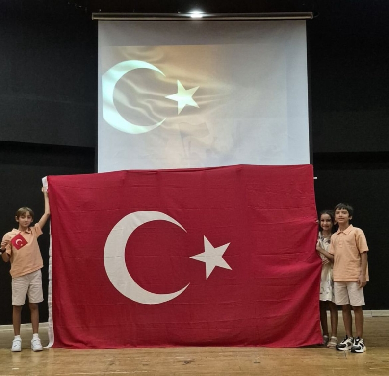 Atatürk’ün önderliğinde kazanılan 30 Ağustos Zaferi, milletimizin azminin ve bağımsızlık tutkusunun simgesidir. Bu toprakları bizlere vatan yapan başta Gazi Mustafa Kemal Atatürk olmak üzere tüm kahramanlarımızı saygı, rahmet ve minnetle anıyoruz. Cumhuriyetimizin temellerinin atıldığı bu büyük günü coşkuyla kutluyoruz. görseli 3