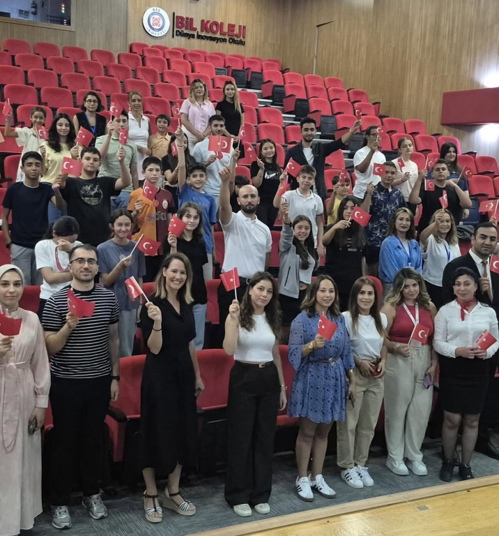 Atatürk’ün önderliğinde kazanılan 30 Ağustos Zaferi, milletimizin azminin ve bağımsızlık tutkusunun simgesidir. Bu toprakları bizlere vatan yapan başta Gazi Mustafa Kemal Atatürk olmak üzere tüm kahramanlarımızı saygı, rahmet ve minnetle anıyoruz. Cumhuriyetimizin temellerinin atıldığı bu büyük günü coşkuyla kutluyoruz. görseli 4