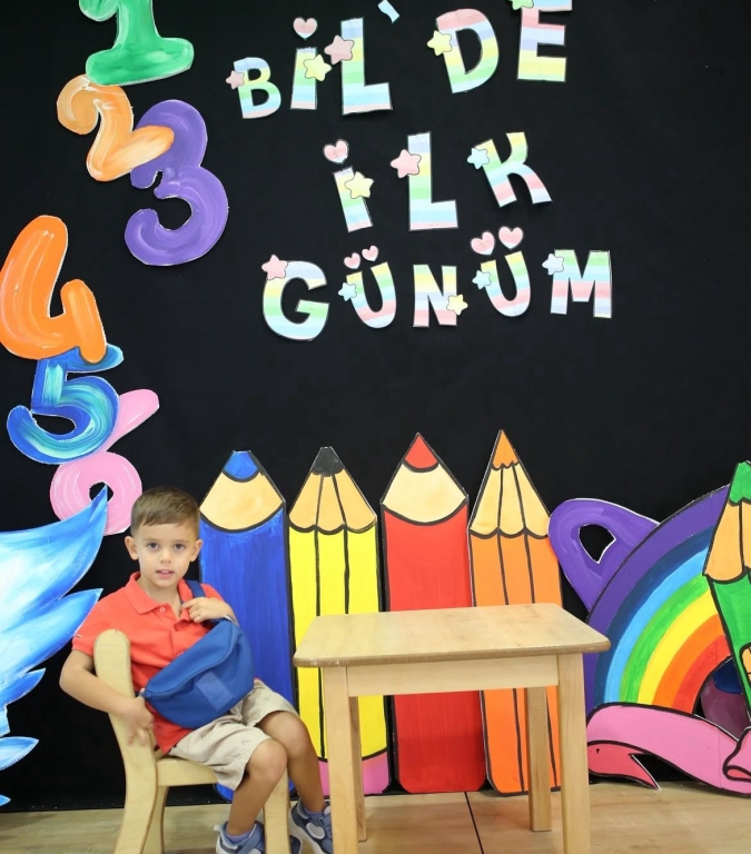Beylikdüzü BİL Koleji’nde Yeni Dönem Başlıyor! Bugün, öğrencilerimizle birlikte çıktığımız yeni eğitim yolculuğunun ilk günü… Oryantasyon haftamızda minik kalplerimizin heyecanını, büyük hayallerle buluşturuyoruz. Yeni sınıflar, yeni arkadaşlıklar ve yepyeni keşiflerle dolu bu hafta; öğrencilerimizin okula uyum sağlaması ve kendilerini evlerinde gibi hissetmeleri için özel etkinliklerle renklenecek. Beylikdüzü BİL Koleji ailesi olarak, her öğrencimizin yüzündeki tebessüm bizim en büyük motivasyonumuz. Hep birlikte, başarılarla dolu kocaman bir yıl bizi bekliyor! görseli 2