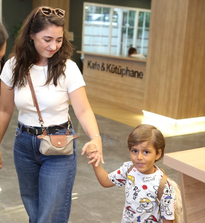 Beylikdüzü BİL Koleji’nde Yeni Dönem Başlıyor! Bugün, öğrencilerimizle birlikte çıktığımız yeni eğitim yolculuğunun ilk günü… Oryantasyon haftamızda minik kalplerimizin heyecanını, büyük hayallerle buluşturuyoruz. Yeni sınıflar, yeni arkadaşlıklar ve yepyeni keşiflerle dolu bu hafta; öğrencilerimizin okula uyum sağlaması ve kendilerini evlerinde gibi hissetmeleri için özel etkinliklerle renklenecek. Beylikdüzü BİL Koleji ailesi olarak, her öğrencimizin yüzündeki tebessüm bizim en büyük motivasyonumuz. Hep birlikte, başarılarla dolu kocaman bir yıl bizi bekliyor! görseli 3