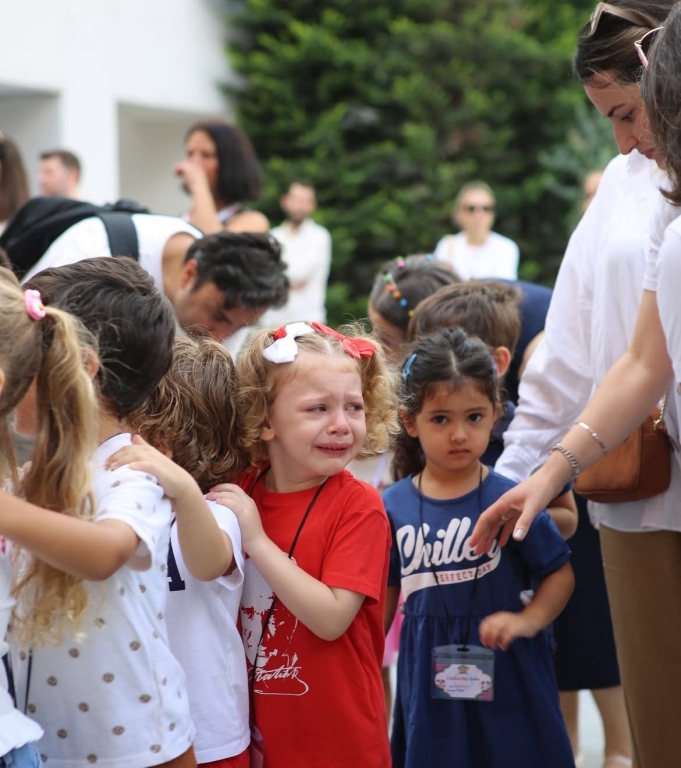 Beylikdüzü BİL Koleji’nde Yeni Dönem Başlıyor! Bugün, öğrencilerimizle birlikte çıktığımız yeni eğitim yolculuğunun ilk günü… Oryantasyon haftamızda minik kalplerimizin heyecanını, büyük hayallerle buluşturuyoruz. Yeni sınıflar, yeni arkadaşlıklar ve yepyeni keşiflerle dolu bu hafta; öğrencilerimizin okula uyum sağlaması ve kendilerini evlerinde gibi hissetmeleri için özel etkinliklerle renklenecek. Beylikdüzü BİL Koleji ailesi olarak, her öğrencimizin yüzündeki tebessüm bizim en büyük motivasyonumuz. Hep birlikte, başarılarla dolu kocaman bir yıl bizi bekliyor! görseli 5