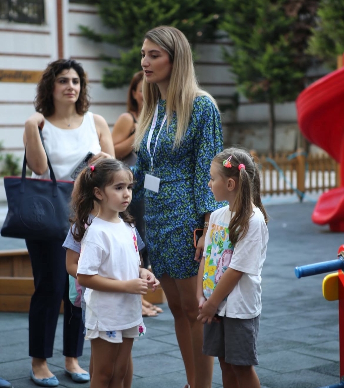Beylikdüzü BİL Koleji’nde Yeni Dönem Başlıyor! Bugün, öğrencilerimizle birlikte çıktığımız yeni eğitim yolculuğunun ilk günü… Oryantasyon haftamızda minik kalplerimizin heyecanını, büyük hayallerle buluşturuyoruz. Yeni sınıflar, yeni arkadaşlıklar ve yepyeni keşiflerle dolu bu hafta; öğrencilerimizin okula uyum sağlaması ve kendilerini evlerinde gibi hissetmeleri için özel etkinliklerle renklenecek. Beylikdüzü BİL Koleji ailesi olarak, her öğrencimizin yüzündeki tebessüm bizim en büyük motivasyonumuz. Hep birlikte, başarılarla dolu kocaman bir yıl bizi bekliyor! görseli 6