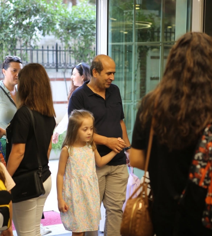 Beylikdüzü BİL Koleji’nde Yeni Dönem Başlıyor! Bugün, öğrencilerimizle birlikte çıktığımız yeni eğitim yolculuğunun ilk günü… Oryantasyon haftamızda minik kalplerimizin heyecanını, büyük hayallerle buluşturuyoruz. Yeni sınıflar, yeni arkadaşlıklar ve yepyeni keşiflerle dolu bu hafta; öğrencilerimizin okula uyum sağlaması ve kendilerini evlerinde gibi hissetmeleri için özel etkinliklerle renklenecek. Beylikdüzü BİL Koleji ailesi olarak, her öğrencimizin yüzündeki tebessüm bizim en büyük motivasyonumuz. Hep birlikte, başarılarla dolu kocaman bir yıl bizi bekliyor! görseli 9