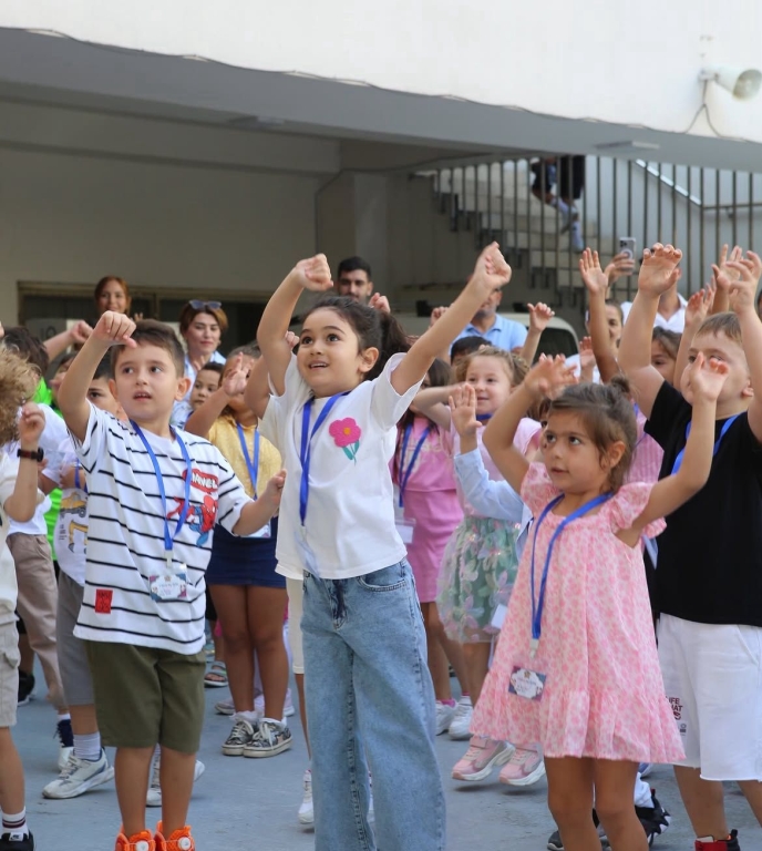 Beylikdüzü BİL Koleji’nde Yeni Dönem Başlıyor! Bugün, öğrencilerimizle birlikte çıktığımız yeni eğitim yolculuğunun ilk günü… Oryantasyon haftamızda minik kalplerimizin heyecanını, büyük hayallerle buluşturuyoruz. Yeni sınıflar, yeni arkadaşlıklar ve yepyeni keşiflerle dolu bu hafta; öğrencilerimizin okula uyum sağlaması ve kendilerini evlerinde gibi hissetmeleri için özel etkinliklerle renklenecek. Beylikdüzü BİL Koleji ailesi olarak, her öğrencimizin yüzündeki tebessüm bizim en büyük motivasyonumuz. Hep birlikte, başarılarla dolu kocaman bir yıl bizi bekliyor! görseli 10