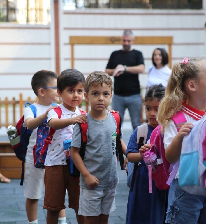Beylikdüzü BİL Koleji’nde Yeni Dönem Başlıyor! Bugün, öğrencilerimizle birlikte çıktığımız yeni eğitim yolculuğunun ilk günü… Oryantasyon haftamızda minik kalplerimizin heyecanını, büyük hayallerle buluşturuyoruz. Yeni sınıflar, yeni arkadaşlıklar ve yepyeni keşiflerle dolu bu hafta; öğrencilerimizin okula uyum sağlaması ve kendilerini evlerinde gibi hissetmeleri için özel etkinliklerle renklenecek. Beylikdüzü BİL Koleji ailesi olarak, her öğrencimizin yüzündeki tebessüm bizim en büyük motivasyonumuz. Hep birlikte, başarılarla dolu kocaman bir yıl bizi bekliyor! görseli 11