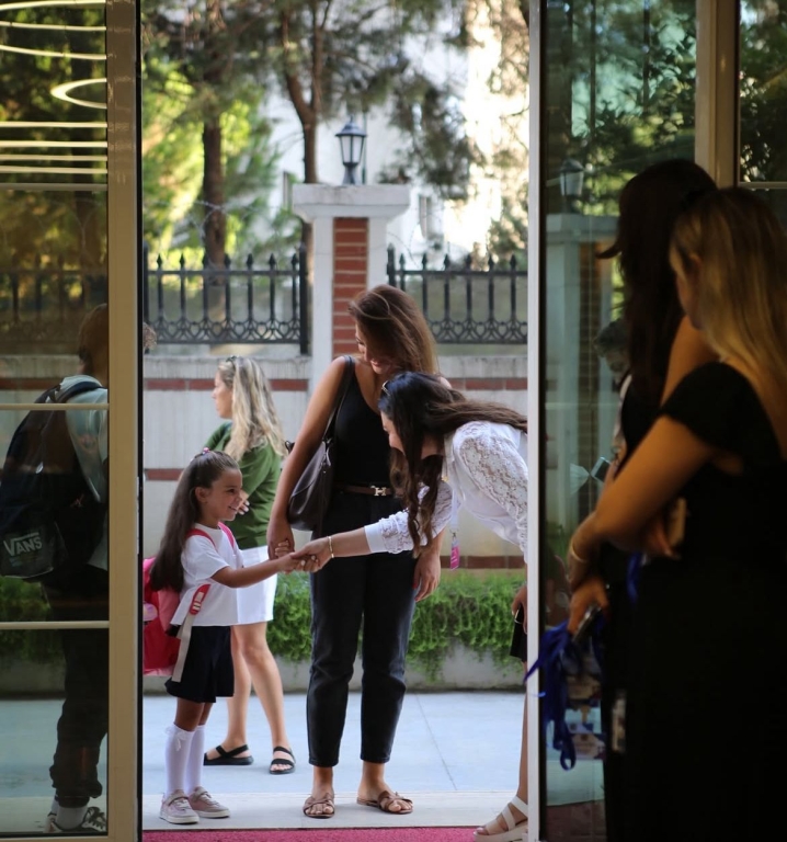 Beylikdüzü BİL Koleji’nde Yeni Dönem Başlıyor! Bugün, öğrencilerimizle birlikte çıktığımız yeni eğitim yolculuğunun ilk günü… Oryantasyon haftamızda minik kalplerimizin heyecanını, büyük hayallerle buluşturuyoruz. Yeni sınıflar, yeni arkadaşlıklar ve yepyeni keşiflerle dolu bu hafta; öğrencilerimizin okula uyum sağlaması ve kendilerini evlerinde gibi hissetmeleri için özel etkinliklerle renklenecek. Beylikdüzü BİL Koleji ailesi olarak, her öğrencimizin yüzündeki tebessüm bizim en büyük motivasyonumuz. Hep birlikte, başarılarla dolu kocaman bir yıl bizi bekliyor! görseli 12