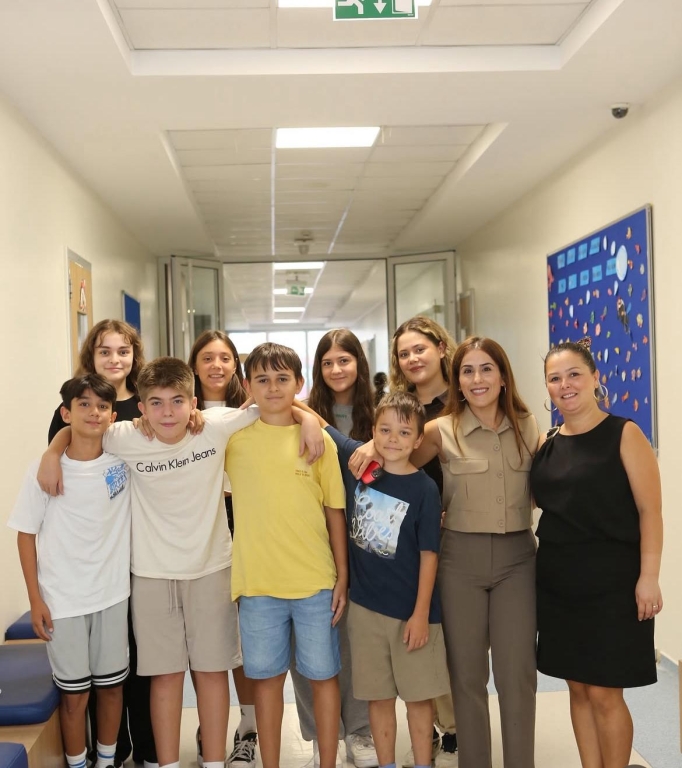 Yeni bir başlangıcın heyecanı, minik kalplerin gözlerindeki ışıkla birleştiğinde ortaya işte böyle güzellikler çıkıyor. Beylikdüzü BİL Koleji’nde oryantasyon haftamızın ilk gününde öğrencilerimizle birlikte geleceğe umutla bakıyoruz. Her yeni adım, yeni bir keşif… Bizler de onların yolculuğuna eşlik etmekten mutluluk duyuyoruz.