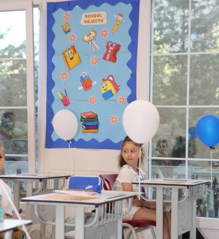 Yeni bir başlangıcın heyecanı, minik kalplerin gözlerindeki ışıkla birleştiğinde ortaya işte böyle güzellikler çıkıyor. Beylikdüzü BİL Koleji’nde oryantasyon haftamızın ilk gününde öğrencilerimizle birlikte geleceğe umutla bakıyoruz. Her yeni adım, yeni bir keşif… Bizler de onların yolculuğuna eşlik etmekten mutluluk duyuyoruz. görseli 2