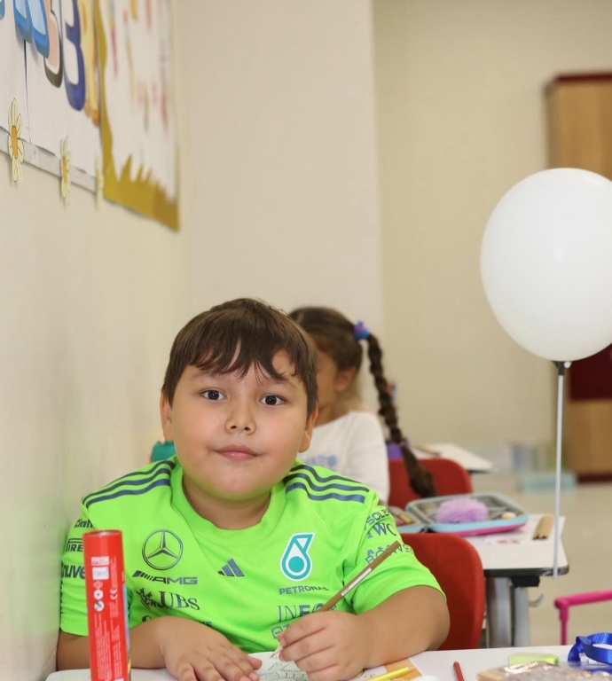 Yeni bir başlangıcın heyecanı, minik kalplerin gözlerindeki ışıkla birleştiğinde ortaya işte böyle güzellikler çıkıyor. Beylikdüzü BİL Koleji’nde oryantasyon haftamızın ilk gününde öğrencilerimizle birlikte geleceğe umutla bakıyoruz. Her yeni adım, yeni bir keşif… Bizler de onların yolculuğuna eşlik etmekten mutluluk duyuyoruz. görseli 3