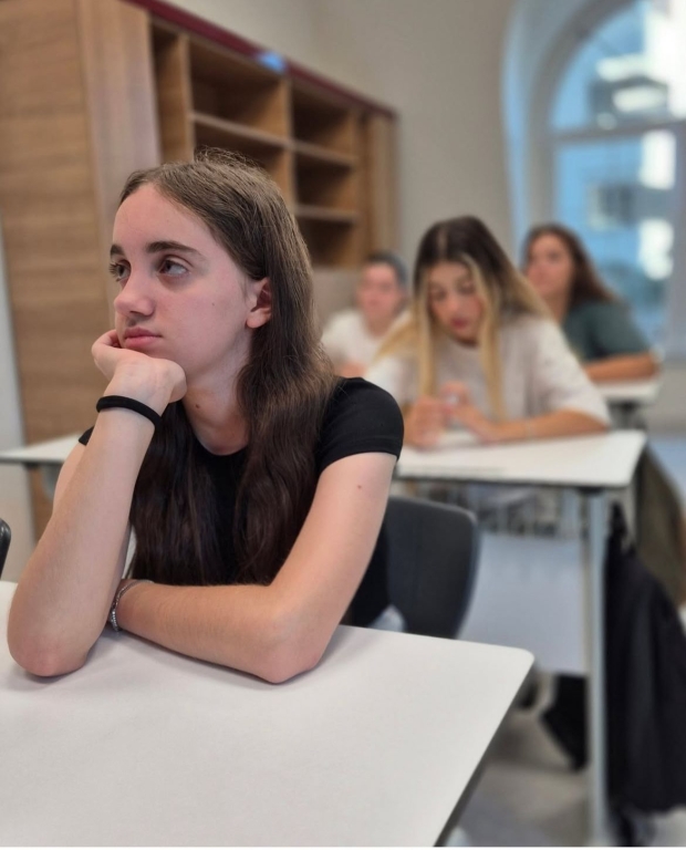 BİL Koleji Anadolu Lisesi yolculuğuna ilk adımlarını atan öğrencilerimizle buluştuk. Kademe müdürümüzün samimi anlatımıyla hem okul kurallarını yakından tanıdık hem de yeni döneme güçlü bir motivasyonla giriş yaptık. Bu buluşmada; okul kültürümüzü, birlikte yaşamın inceliklerini ve başarıya giden yolda bizi bir arada tutacak değerleri konuştuk. Enerjisi yüksek, verimli ve öğrencilerimiz için yol gösterici bir başlangıç oldu. Yeni eğitim yılına “hep birlikte, aynı hedefe” yürümek için hazırız!